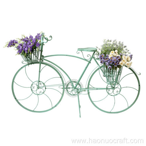 modelo de bicicleta de campo con canasta de flores en el suelo